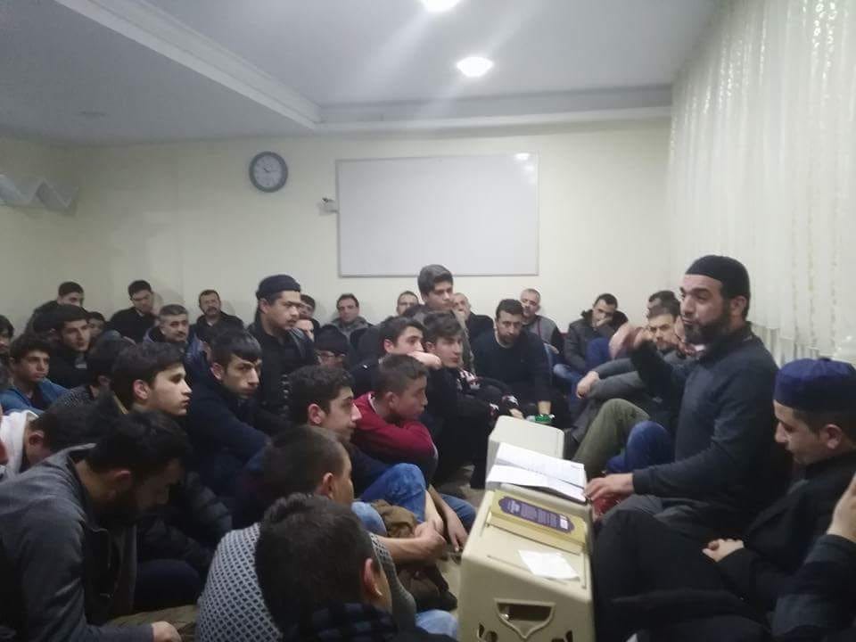 Gençlerin ve yetişkinlerin katıldığı ilim sohbeti