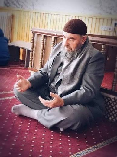 Hüseyin Avni Çekiç Efendi camide dua ederken