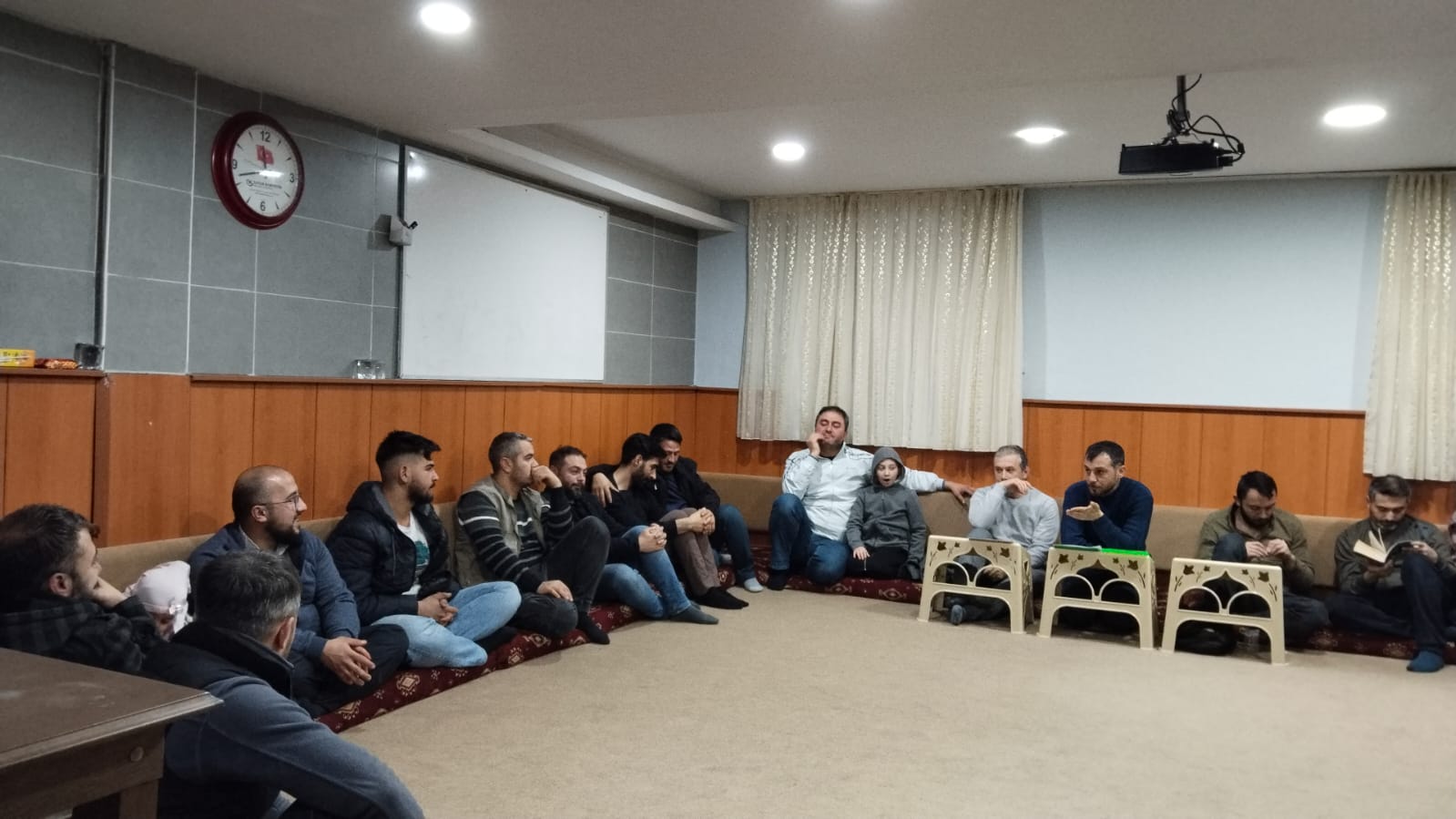 Minderlerde oturarak sohbeti dinleyen katılımcılar