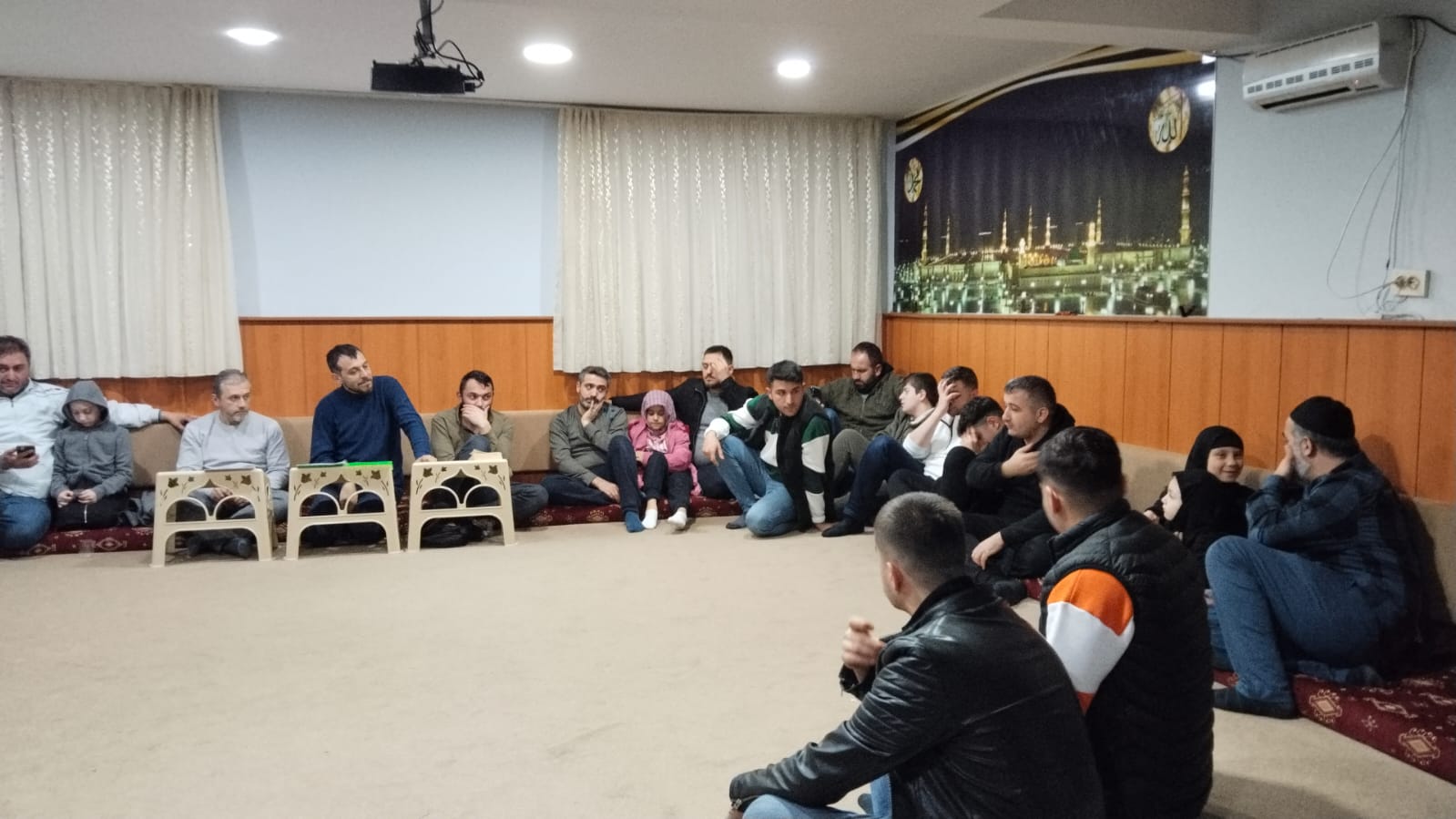 Geniş bir halka oluşturarak sohbet eden katılımcılar